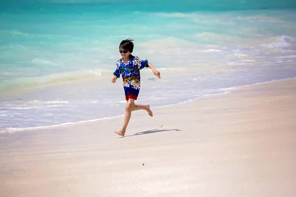 Adorables enfants d'âge préscolaire, garçons, s'amuser sur la plage de l'océan. Ex. — Photo