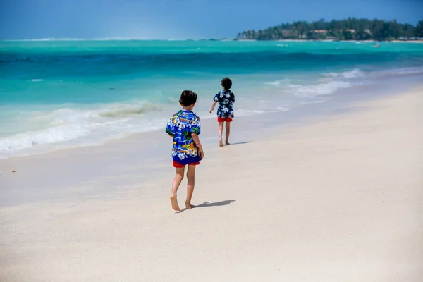 Αξιολάτρευτα παιδιά προσχολικής ηλικίας, παιδιά, που διασκεδάζουν στην παραλία του ωκεανού. Ex — Φωτογραφία Αρχείου