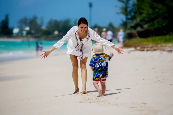 Madre e figlio che giocano alla spiaggia tropicale. Famiglia mare estate va — Foto Stock