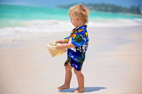 Adorable niño en vacaciones de verano resort en Mauricio, casu —  Fotos de Stock