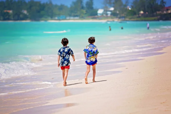 Adorables enfants d'âge préscolaire, garçons, s'amuser sur la plage de l'océan. Ex. — Photo