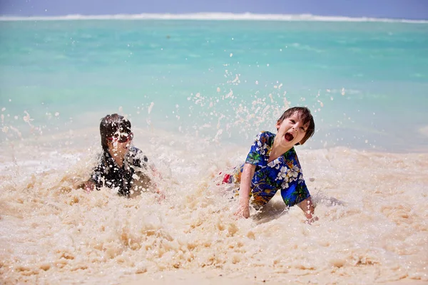 Schattig Preschool kinderen, jongens, plezier hebben op Ocean Beach. Ex — Stockfoto