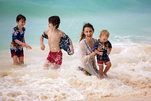母亲和孩子在热带海滩玩耍。家庭海夏娃 — 图库照片