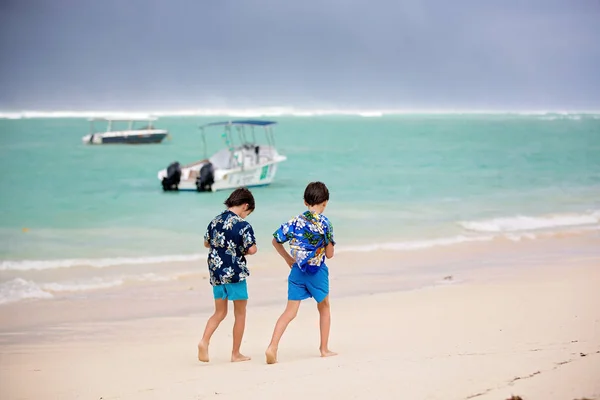 Adorables enfants d'âge préscolaire, garçons, s'amuser sur la plage de l'océan. Ex. — Photo