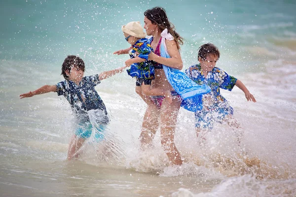 母亲和孩子在热带海滩玩耍。家庭海夏娃 — 图库照片