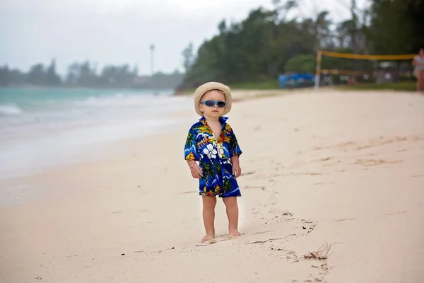 Bébé garçon tout-petit mignon jouant avec des jouets de plage sur la plage tropicale — Photo