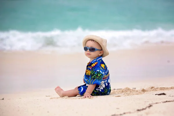 Bébé garçon tout-petit mignon jouant avec des jouets de plage sur la plage tropicale — Photo