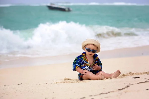 Carino bambino bambino bambino che gioca con i giocattoli della spiaggia sulla spiaggia tropicale — Foto Stock