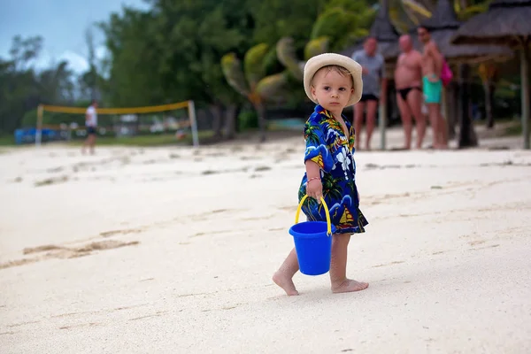 Bébé garçon tout-petit mignon jouant avec des jouets de plage sur la plage tropicale — Photo