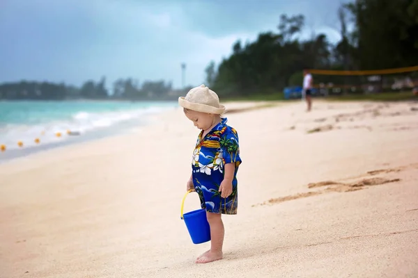 Bonito menino criança brincando com brinquedos de praia na praia tropical — Fotografia de Stock