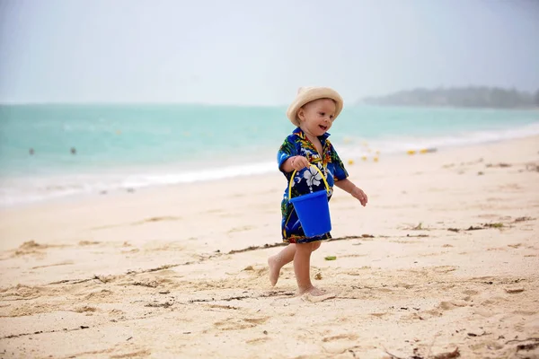 Bébé garçon tout-petit mignon jouant avec des jouets de plage sur la plage tropicale — Photo