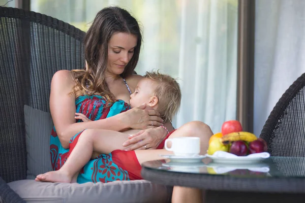 Portret van mooie jonge vrouw borstvoeding peuter jongen op b — Stockfoto