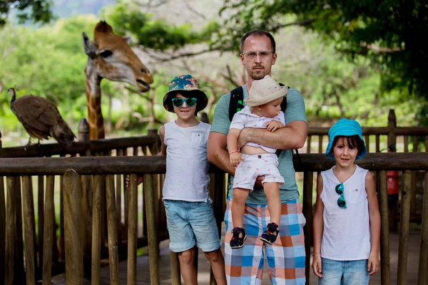 Menschen genießen Giraffen im Wildtier-Safaripark — Stockfoto