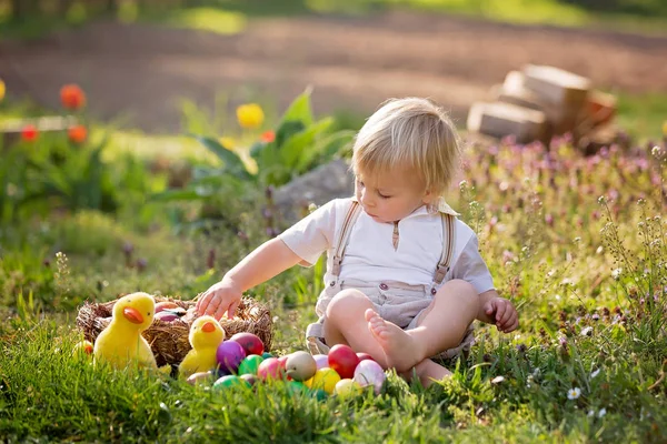 Petit garçon doux aux oreilles de lapin, chasse aux œufs pour Pâques, enfant — Photo