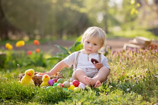 Zoete peuter jongen met bunny oren, eieren jagen voor Pasen, kind — Stockfoto