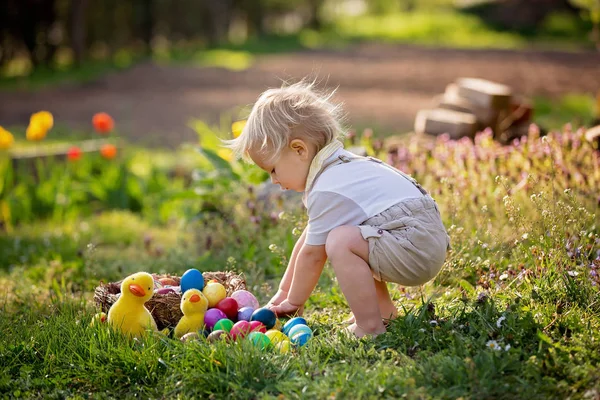 Petit garçon doux aux oreilles de lapin, chasse aux œufs pour Pâques, enfant — Photo