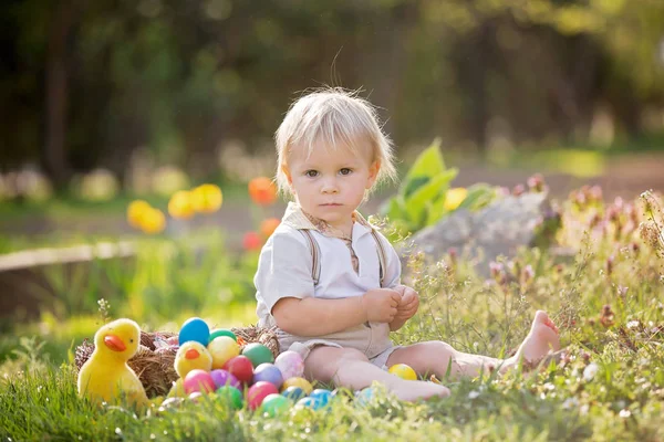 Dulce niño pequeño con orejas de conejo, caza de huevos para Pascua, niño —  Fotos de Stock