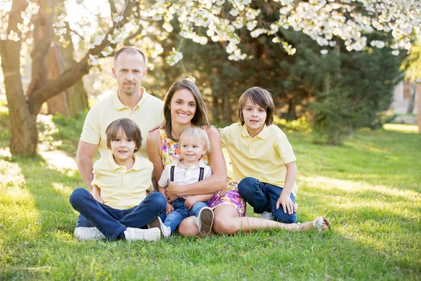 Güzel aile, anne, baba ve üç çocuk, erkek, sahip fa — Stok fotoğraf