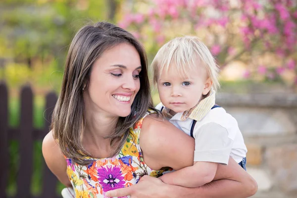 Schöne Familie, Mutter, Vater und drei Kinder, Jungen, mit fa — Stockfoto