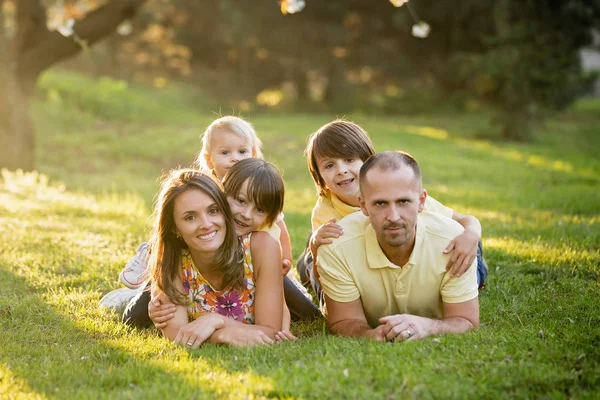 Hermosa familia, madre, padre y tres hijos, niños, tener fa — Foto de Stock