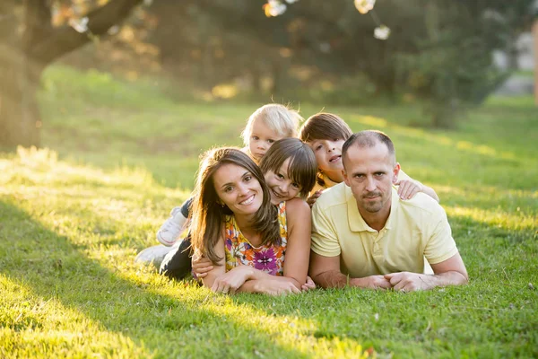 Mooie familie, moeder, vader en drie kinderen, jongens, met FA — Stockfoto