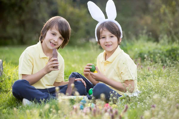 Sladké děti, chlapecké bratry s králíčky, lov na vajíčka na EA — Stock fotografie
