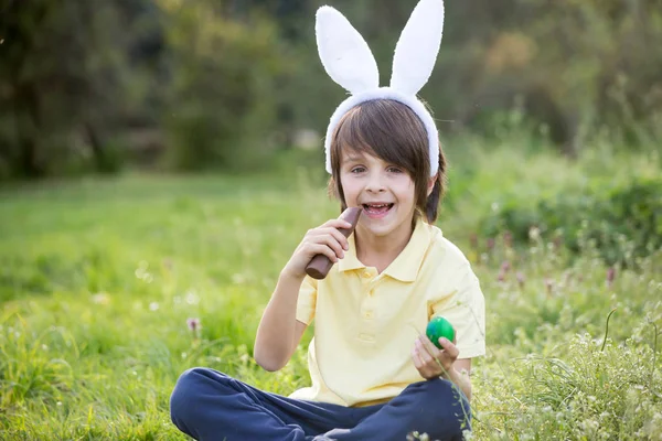 Sladké děti, chlapecké bratry s králíčky, lov na vajíčka na EA — Stock fotografie