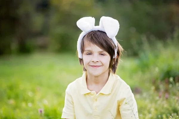 Dulces niños, hermanos con orejas de conejo, cazando huevos para Ea —  Fotos de Stock