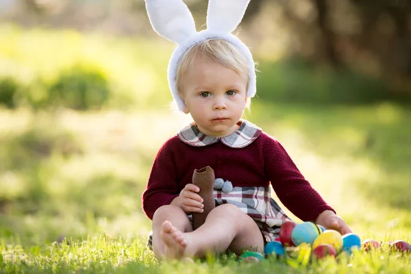 Crianças doces, irmãos meninos com orelhas de coelho, caça de ovos para Ea — Fotografia de Stock