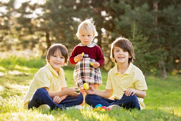 Sweet children, boy brothers with bunny ears, egg hunting for Ea — Stock Photo, Image