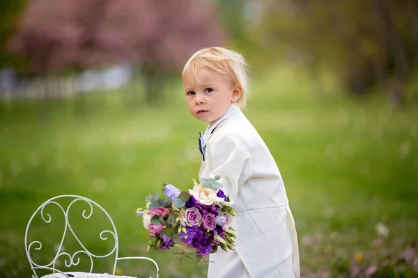 Bellissimo bambino ragazzo, vestito in smoking bianco, tenendo splendida — Foto Stock
