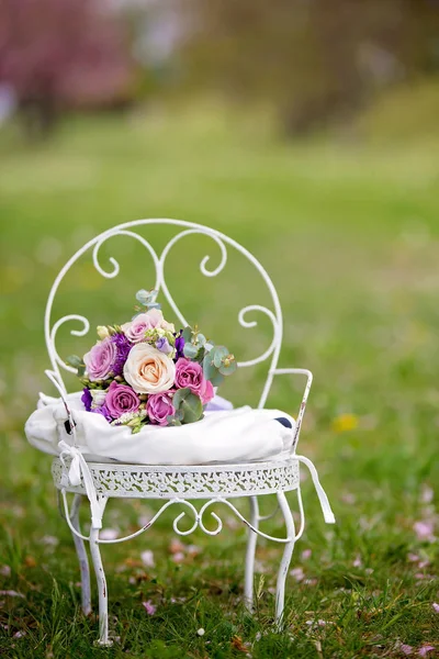 Květinová kytice na den matek na nádherné starožitkové židli — Stock fotografie