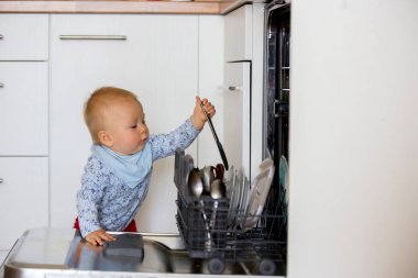 Toddler çocuk, çocuk, anne yardım, bulaşık kirli bulaşıkları koyarak