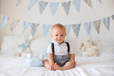Sevimli yürümeye başlayan çocuk, bebek çocuk, güneşli renkli oyuncak ile oynuyor