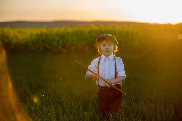 Retrato de criança brincando com arco e flechas, tiro com arco atira um — Fotografia de Stock