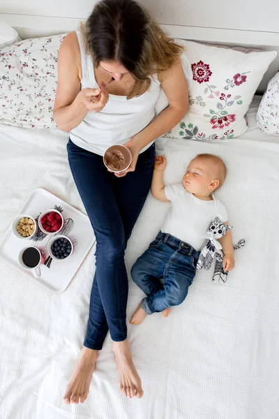 Anya és kisgyermek baba fiú, az ágyban fekve, átölelve a szeretet, Hi — Stock Fotó