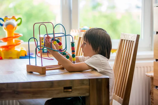 Bambino in età prescolare, giocando con i giocattoli in una stanza soleggiata — Foto Stock