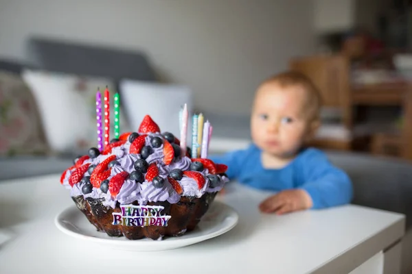Cute Little Baby Boy, stojący obok stołu z Big Cupcake CA — Zdjęcie stockowe
