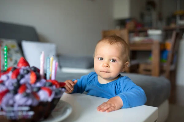 귀여운 작은 아기 소년, 큰 컵 케이크 와 테이블 옆에 서 — 스톡 사진