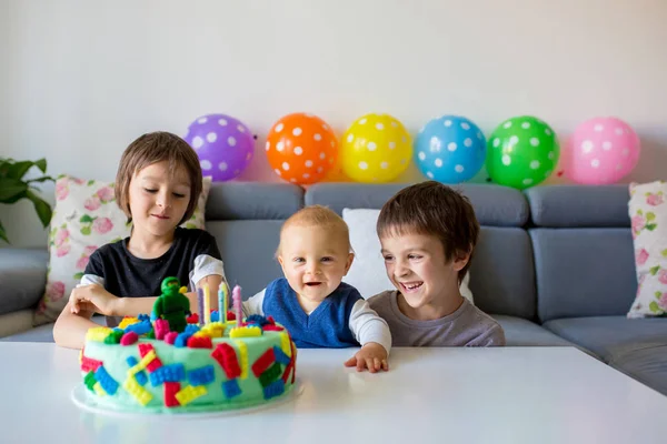 かわいい子供たち、男の子の兄弟、カラフルで誕生日を祝う — ストック写真