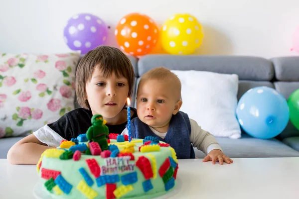 Lindo bebé y su hermano mayor, niños, celebrando su abeto —  Fotos de Stock