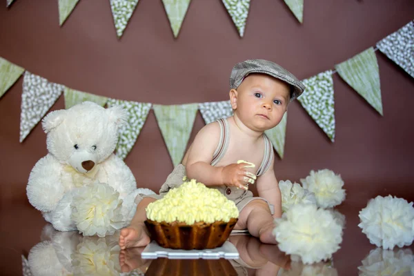 Pequeño niño, celebrando su primer cumpleaños con un pastel aplastante —  Fotos de Stock