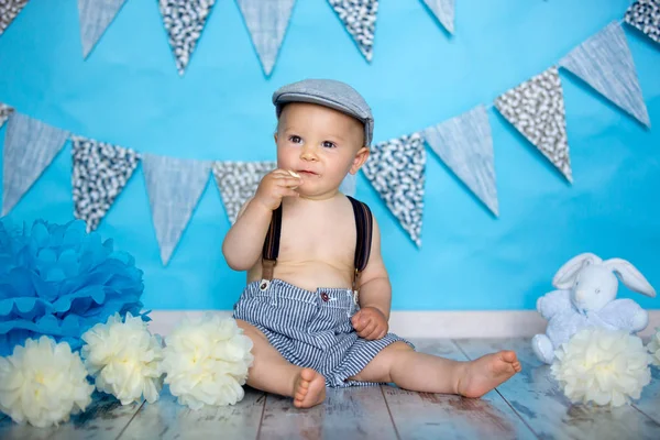 Kleine baby jongen, vieren zijn eerste verjaardag met Smash taart — Stockfoto