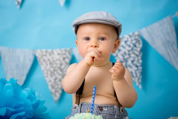 Küçük bebek çocuk, şut pasta ile ilk doğum gününü kutluyor — Stok fotoğraf