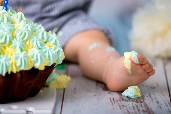 Little Baby Boy, ünnepli első születésnapját összetör torta — Stock Fotó