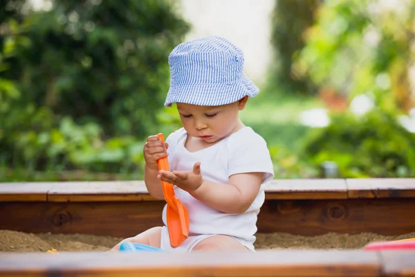 Malý chlapeček, co hrál v pískoviště s hračkama — Stock fotografie