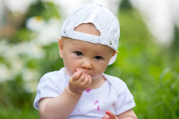甘い小さな子供、男の子、庭でサクランボを食べて、楽しむ — ストック写真