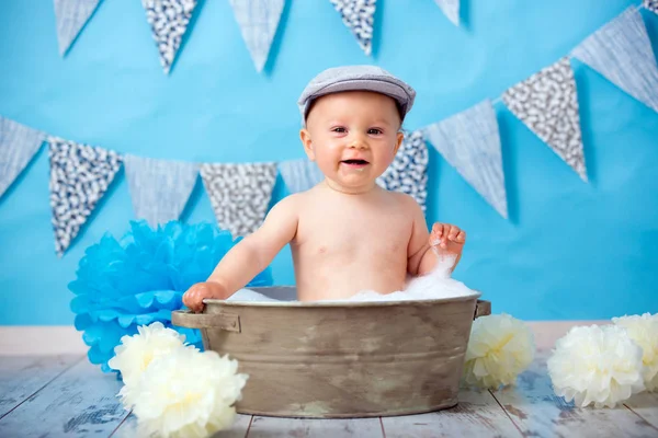 Lindo bebé chico, teniendo baño después de romper la torta, tiro aislado — Foto de Stock