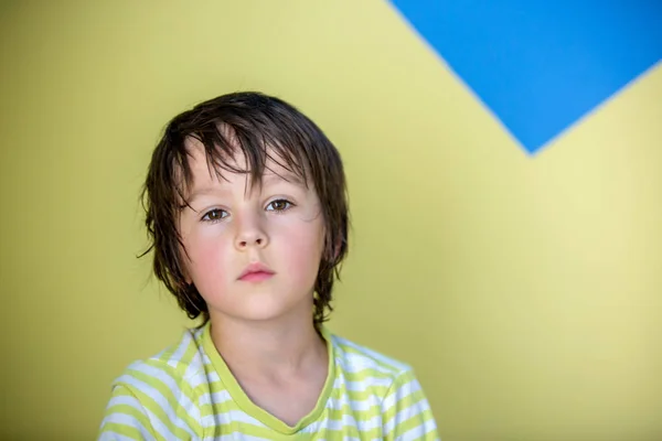 Verdrietig jongetje, kijken naar camera — Stockfoto