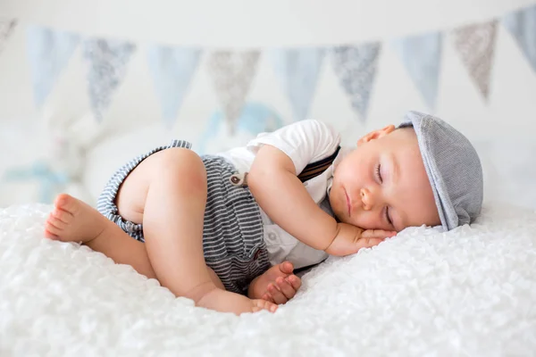 Dolce bambino, bambino, dormire in una camera da letto soleggiata durante — Foto Stock